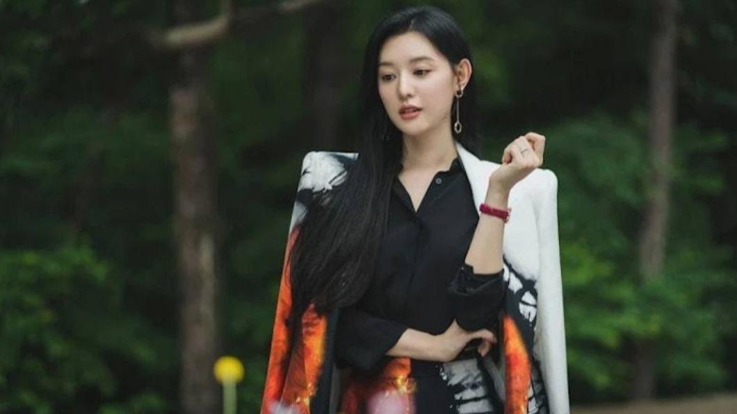 《淚之女王》金智媛千金風造型色彩豐富的印花套裝(圖/翻攝自IG@tvn_drama)