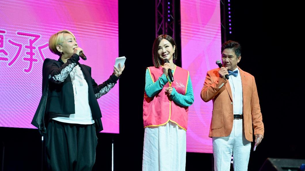 李明依(左)、陳美鳳、洪都拉斯一同參與「愛傳承關懷演唱會」。(圖/台灣優質生命協會提供)
