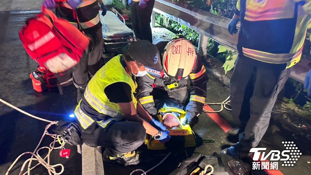撞轎車慘噴飛!重機騎士「墜摔環河二橋」 全身傷倒邊坡