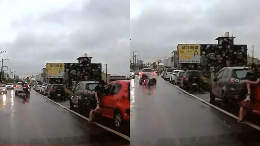 騎士來不及煞車，直接衝撞前方轎車。（圖／翻攝自臉書「爆廢1公社」）