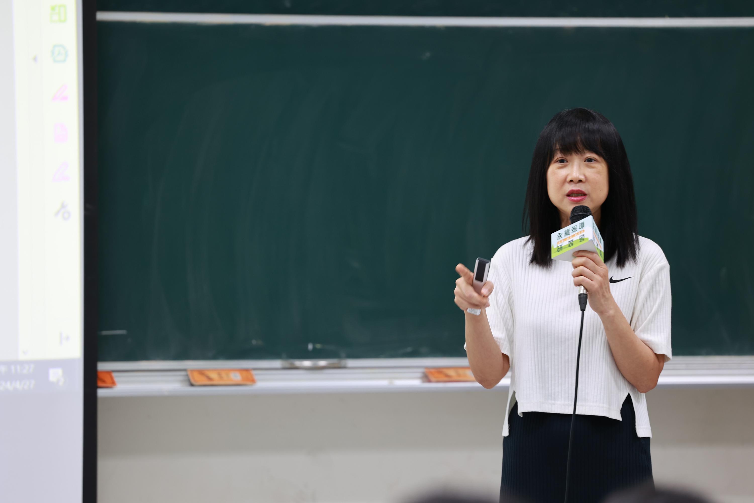 POP RADIO主持人趙心屏,傳授如何用聲音做好一則音頻新聞。(圖/TVBS信望愛永續基金會。)