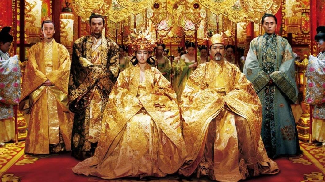張藝謀的《滿城盡帶黃金甲》畫面超級豪華。(圖/《滿城盡帶黃金甲》劇照)