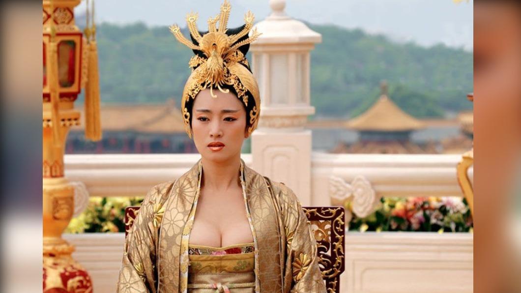 《滿城盡帶黃金甲》背景事後唐時期,鞏俐飾演的皇后身材十分誇張。(圖/《滿城盡帶黃金甲》劇照)