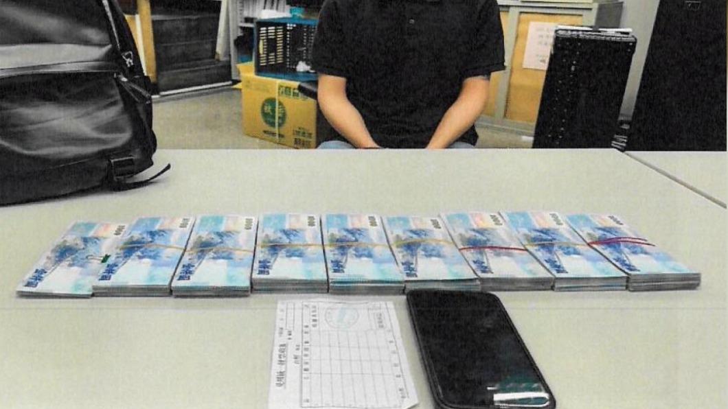 警方查扣現金、空白收據、手機等贓證物。(圖/TVBS)