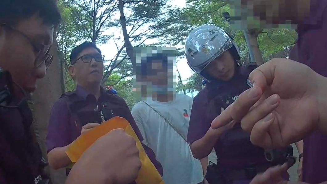 警方查扣大把鈔票。(圖/TVBS)