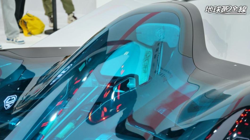 新世代EX181前半部採用透明車身設計,車身在保持扁平的前提之下變得更為寬大。(圖/地球黃金線)