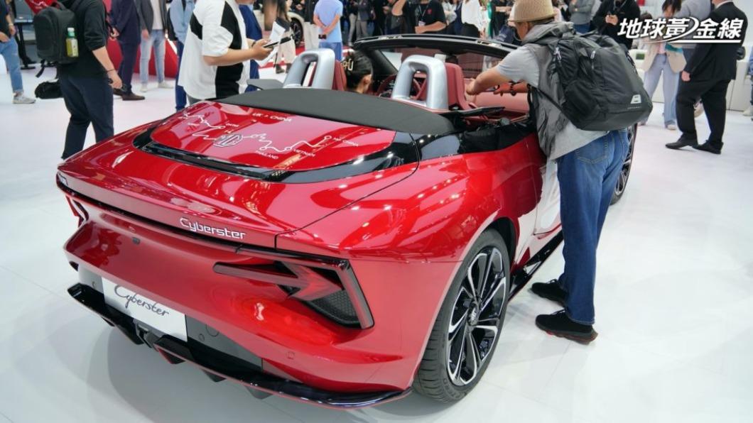配合4,535 x 1,913 x 1,329mm車身尺碼,提供穠纖合度的車身比例與線條。(圖/地球黃金線)
