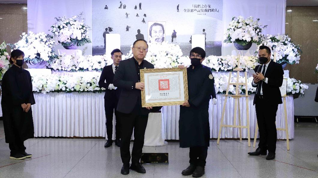 張照堂告別式26日舉辦,兒子代獲頒總統褒揚令。(圖/文化部)