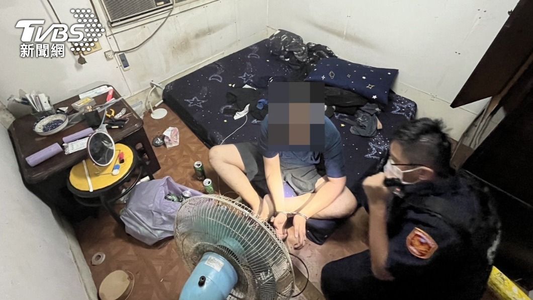 警方前往宋男住處,發現大門敞開,而宋男獨自在屋內安然躺臥。(圖/TVBS)