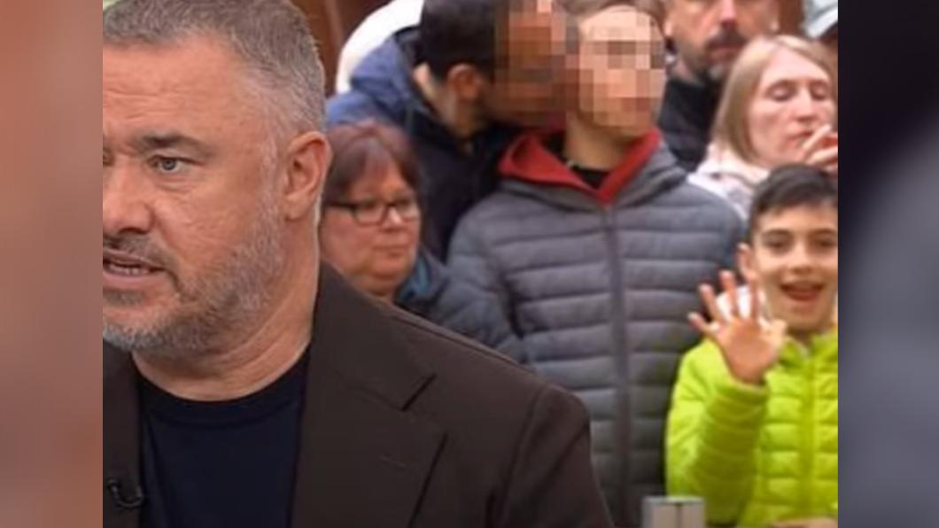 BBC球賽轉播驚見「成年男咬男童耳」　詭異畫面瘋傳警急調查