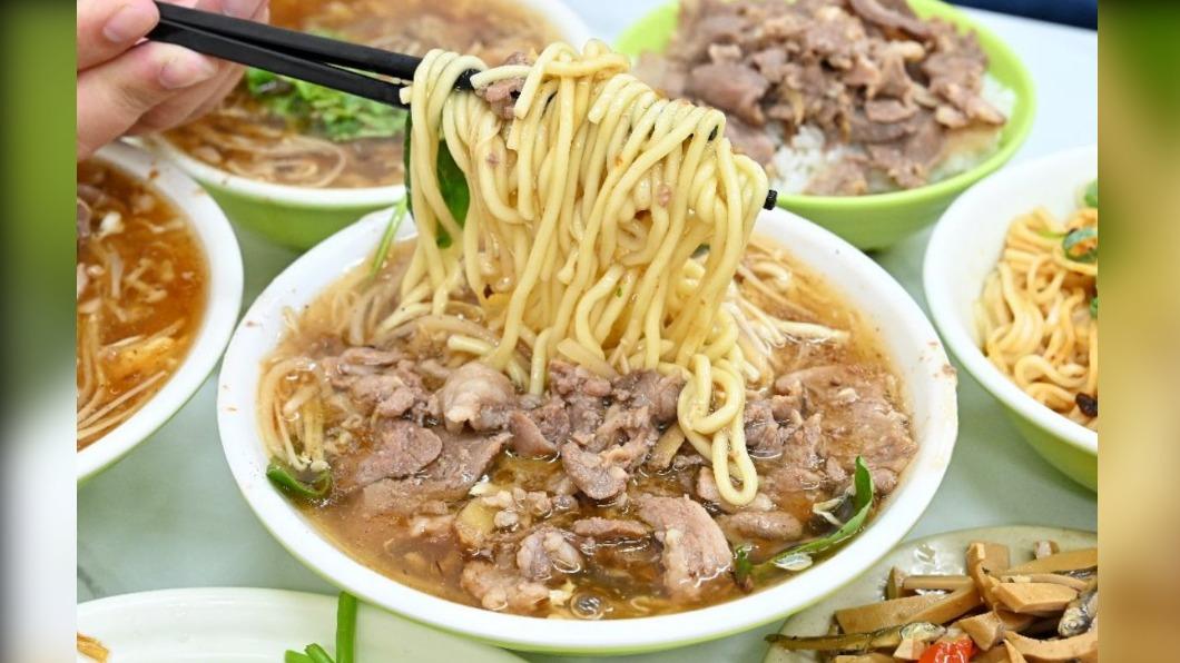 「羊肉羹麵」(70元)給料完全沒在客氣,黃麵口感非常Q彈,吸附著濃郁羹湯。(圖/糖糖‘s享食生活提供)