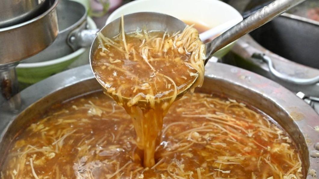 羹湯也不馬虎,採用柴魚、蒜酥及豬大骨熬製,再放進金針菇、筍絲,最後打上新鮮蛋花,讓口感更加滑嫩美味。(圖/糖糖‘s享食生活提供)