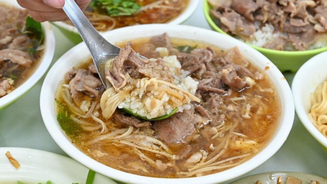 「羊肉羹飯」(70元)也是料滿滿,每一口都撈得到滿滿的羊肉片,白飯吸附羹湯的精華,吃上一口就會停不下來。(圖/糖糖‘s享食生活提供)