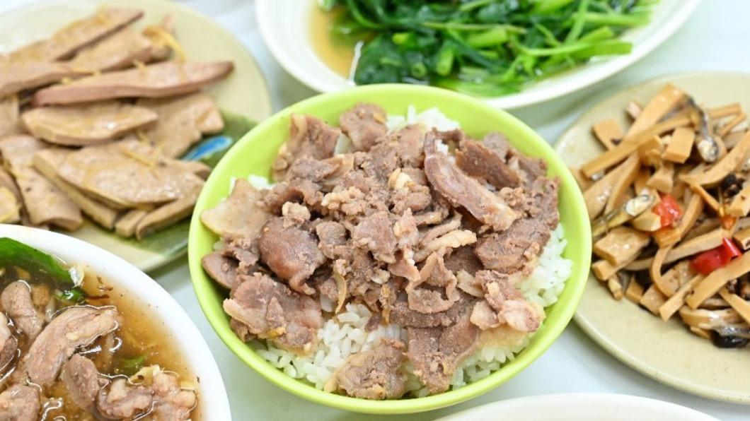 「羊肉飯」(45元)給量一樣沒在客氣,整個鋪好鋪滿。(圖/糖糖‘s享食生活提供)