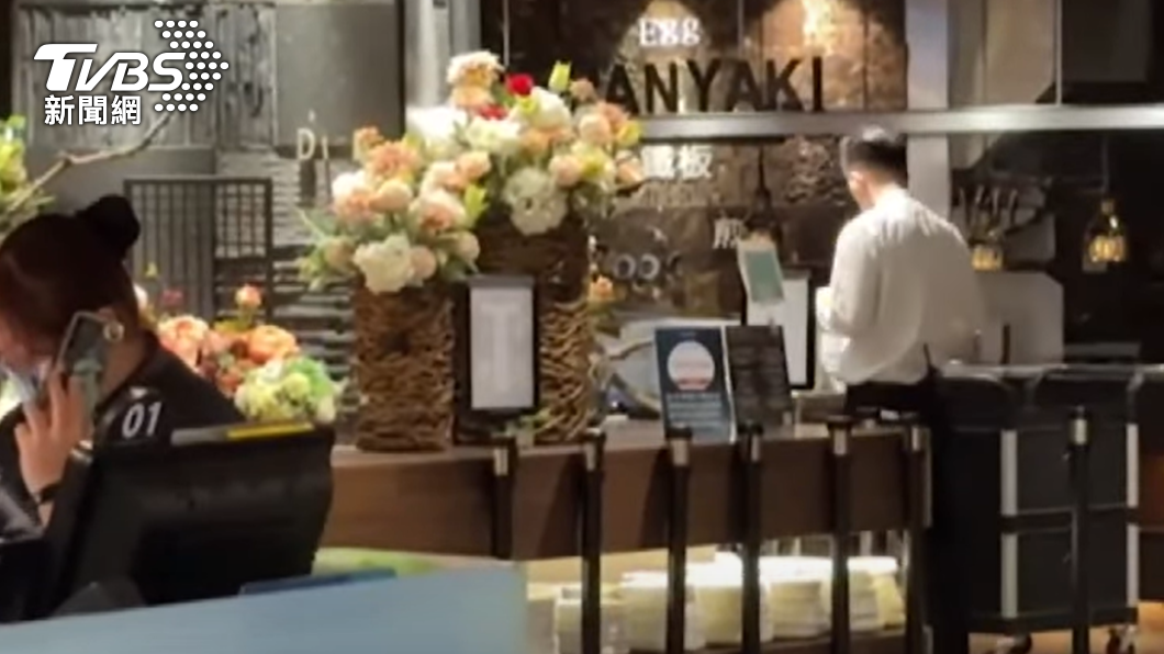 漢來海港巨蛋店緊急停業清消。（圖／TVBS）