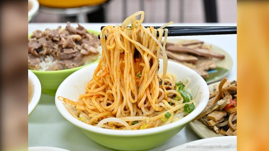 「麻辣乾麵」(50元)採用自製辣醬,拌上黃麵、豆芽及青蔥,麵條香Q有咬勁,香麻帶辣。(圖/糖糖‘s享食生活提供)