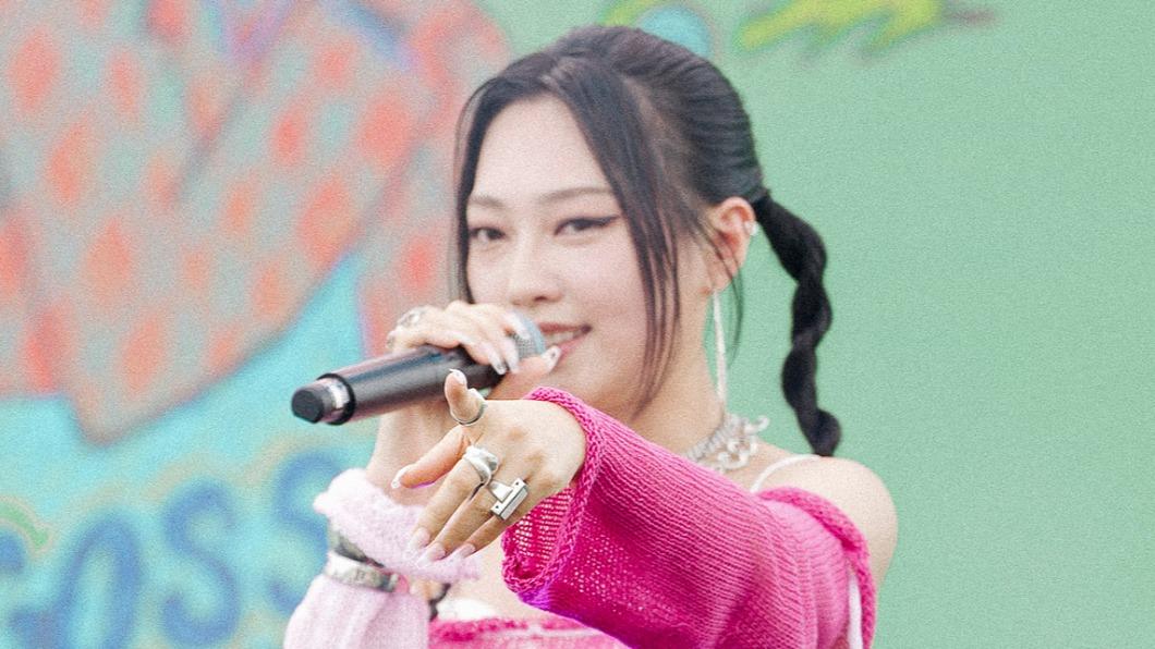 A-Lin愛徒唱一半!台下「帥哥」拿匾額示愛 真實身分曝光