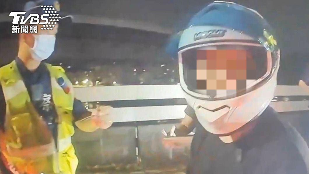改裝排氣管遇臨檢！雄警意外抓包菲籍男酒駕稱：我有睡覺
