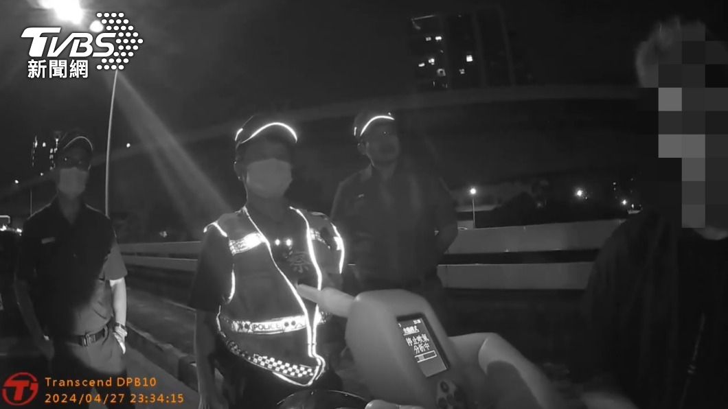 警方解釋說他的身體仍然殘留有酒精成分，並以英文告知他「You are under arrest」。（圖／TVBS）