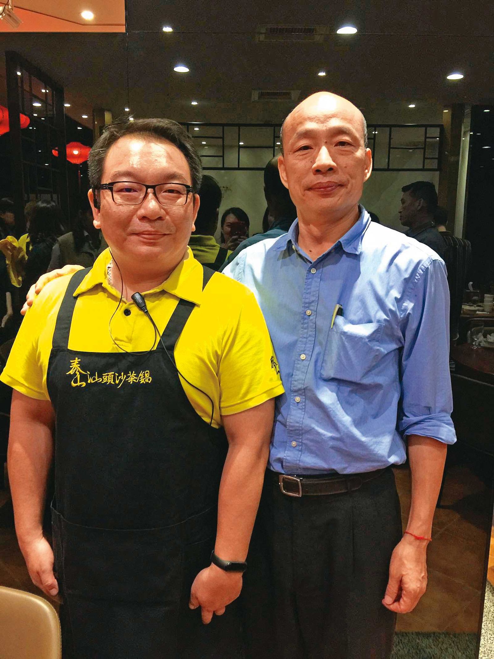 徐泰山火鍋店2019年曾貼出與時任高雄市長韓國瑜（右）的合照，二代老闆徐志良（左）還向韓展示自家產品。（圖／翻攝自徐泰山汕頭火鍋）