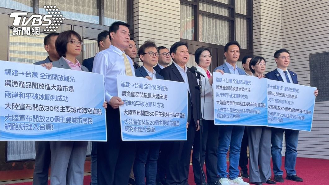 國民黨立法院黨團總召傅崐萁今（29）日早與藍委舉行記者會。（圖／林至柔攝）