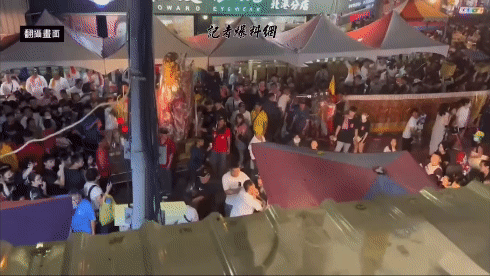 現場一度誤傳流血衝突。(圖/翻攝自記者爆料網)
