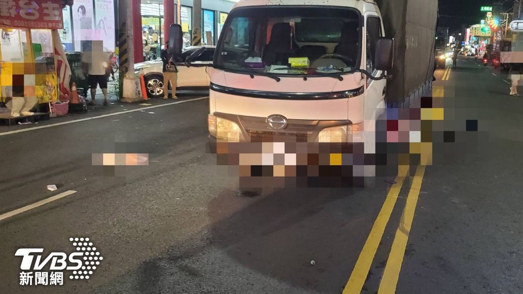 後座20歲女乘客摔至對向車道,遭經過小貨車撞上。(圖/TVBS)