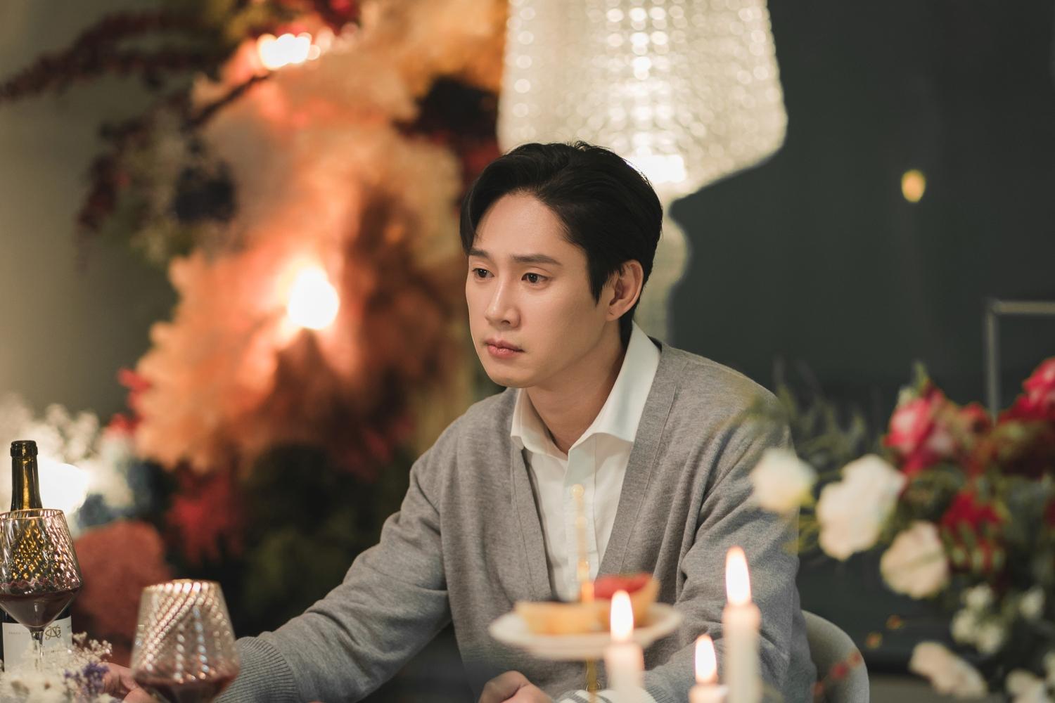 男女主角後半段恩愛戲已經很少,朴成焄又不斷出來攪局。(圖/netflix提供)