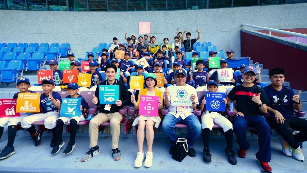 2024樂天桃猿永續趴,桃市府與球隊攜手倡議垃圾減量。(圖/桃園市政府)