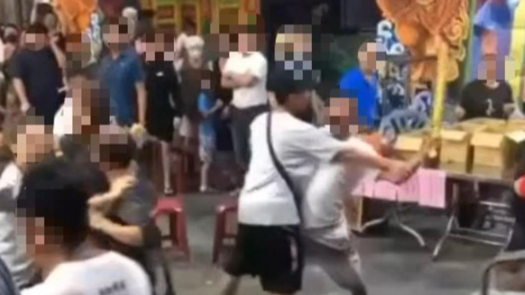 屏東廟會深夜爆鬥毆！男狂甩「狼牙棒」遭阻　混亂衝突曝光