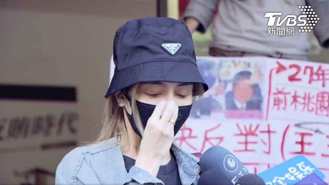 雪碧面對鏡頭一度落淚。(圖/TVBS)