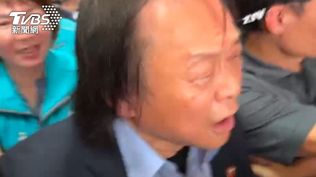 王世堅更爆氣嗆不要臉、混蛋。（圖／TVBS）
