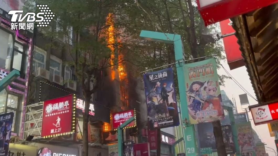 快訊/西門町徒步區「燒肉店火舌竄出」!2樓狂冒黑煙 警消疏散灌救