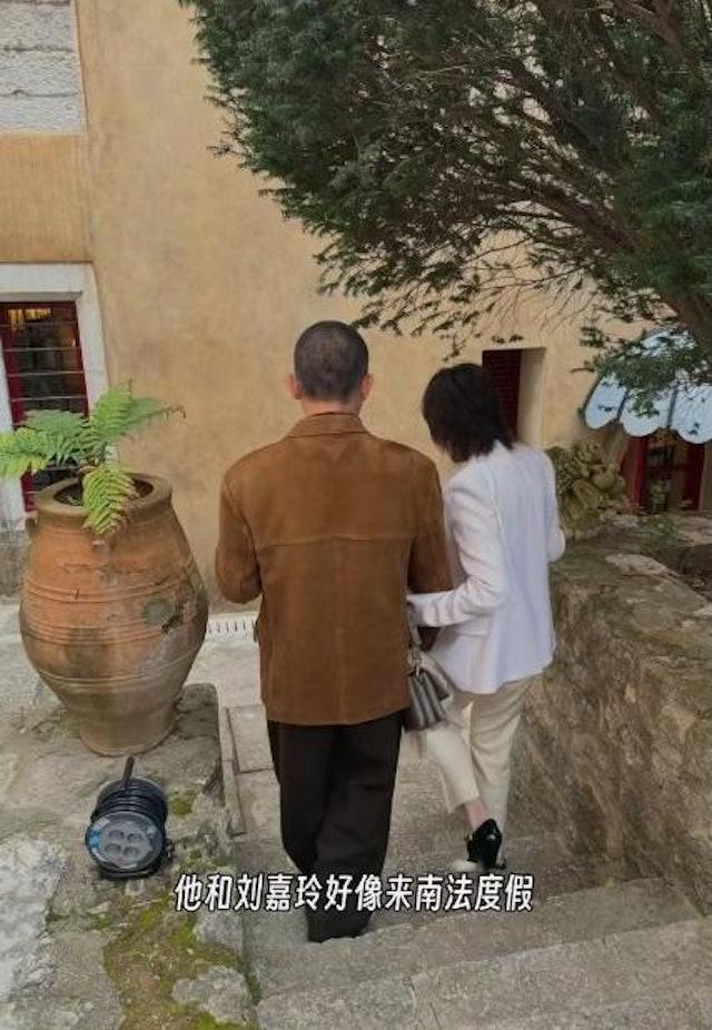 穿著高跟鞋的劉嘉玲在下樓梯時扶著梁朝偉。（圖／翻攝自小紅書）