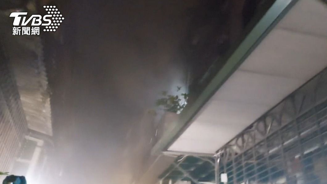 快訊／新北樹林公寓大火！3人一度受困　警消救出緊急送醫