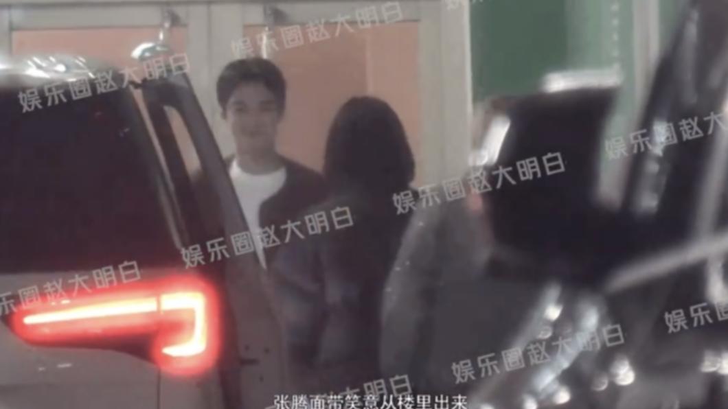 張騰被拍到滿臉笑容出來迎接李溪芮。(圖/翻攝自娛樂圈趙大明白微博)