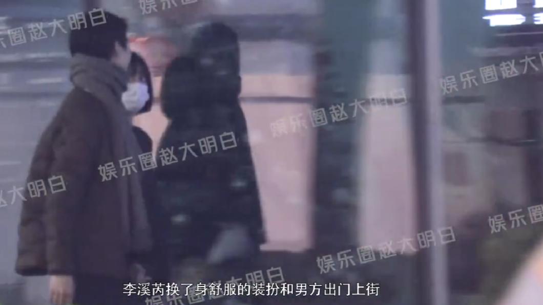 李溪芮和張騰開心牽手上街,雖然戴著口罩作遮掩,仍被狗仔認出。(圖/翻攝自娛樂圈趙大明白微博)