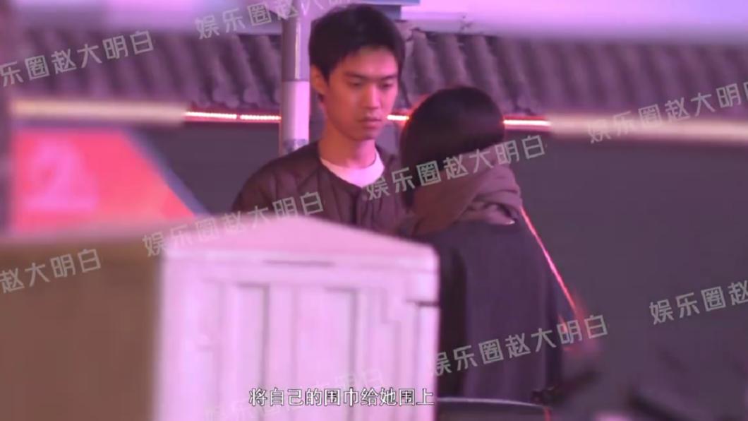 張騰取下身上的圍巾,仔細為李溪芮圍上。(圖/翻攝自娛樂圈趙大明白微博)