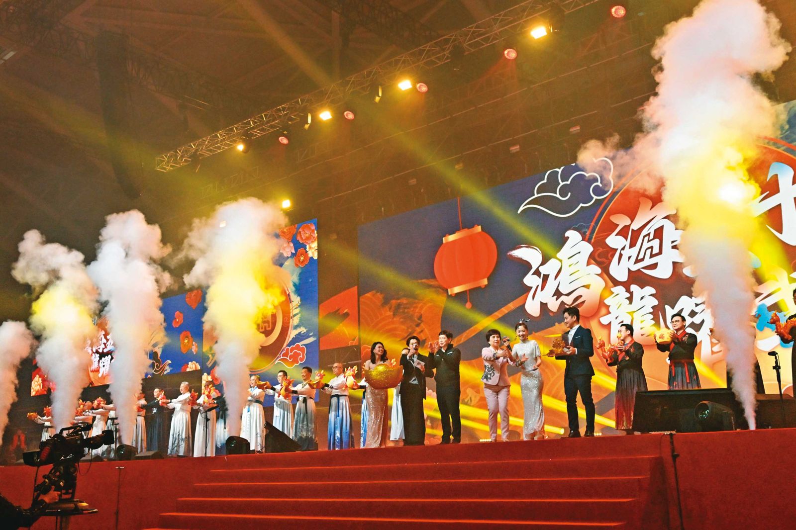 今年初的鴻海50嘉年華會,各事業群總經理都上台表演,展現團結氣氛。(圖/翻攝自鴻海官網)