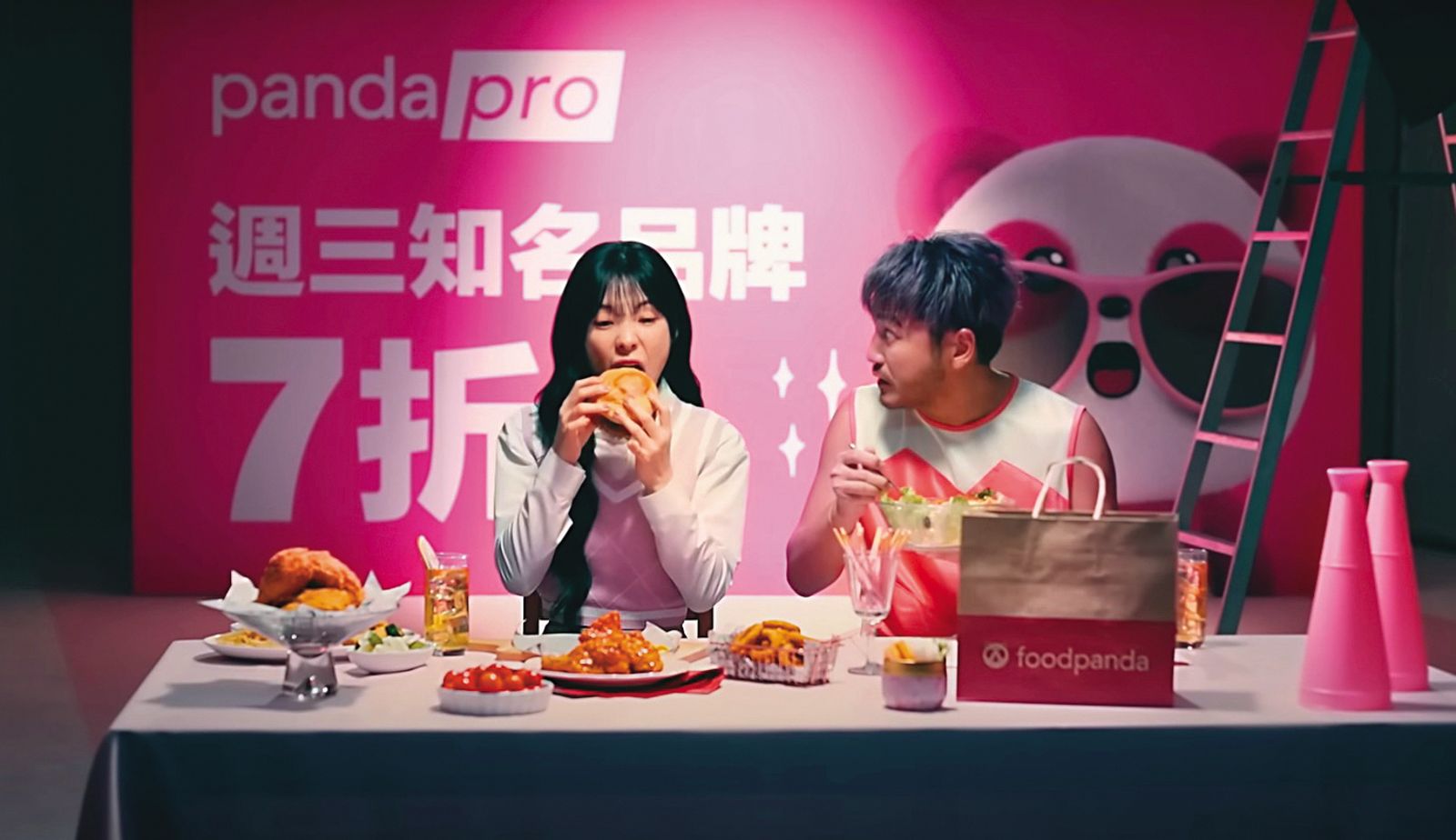 李多慧(左)在台代言不斷,日前還和KID(右)合作外送平台廣告。(圖/翻攝自FOODPANDA YouTube)