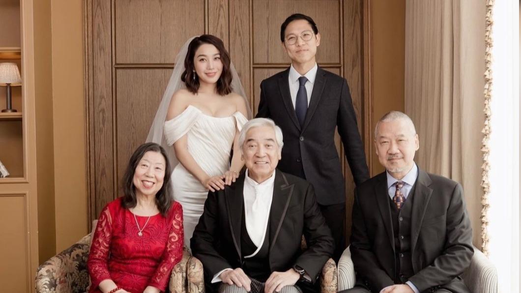 新人與父母合照。（圖／翻攝自姜麗文IG）
