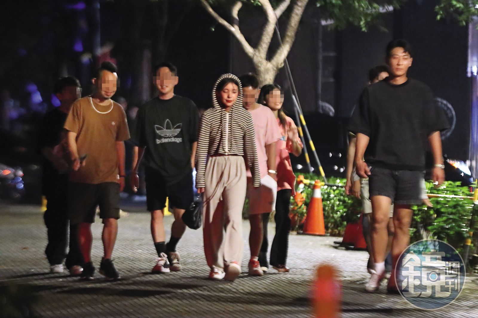 身高約200公分的韓國經紀人(右1),據悉真實身分就是李多慧(左4)的男友。(圖/鏡週刊)