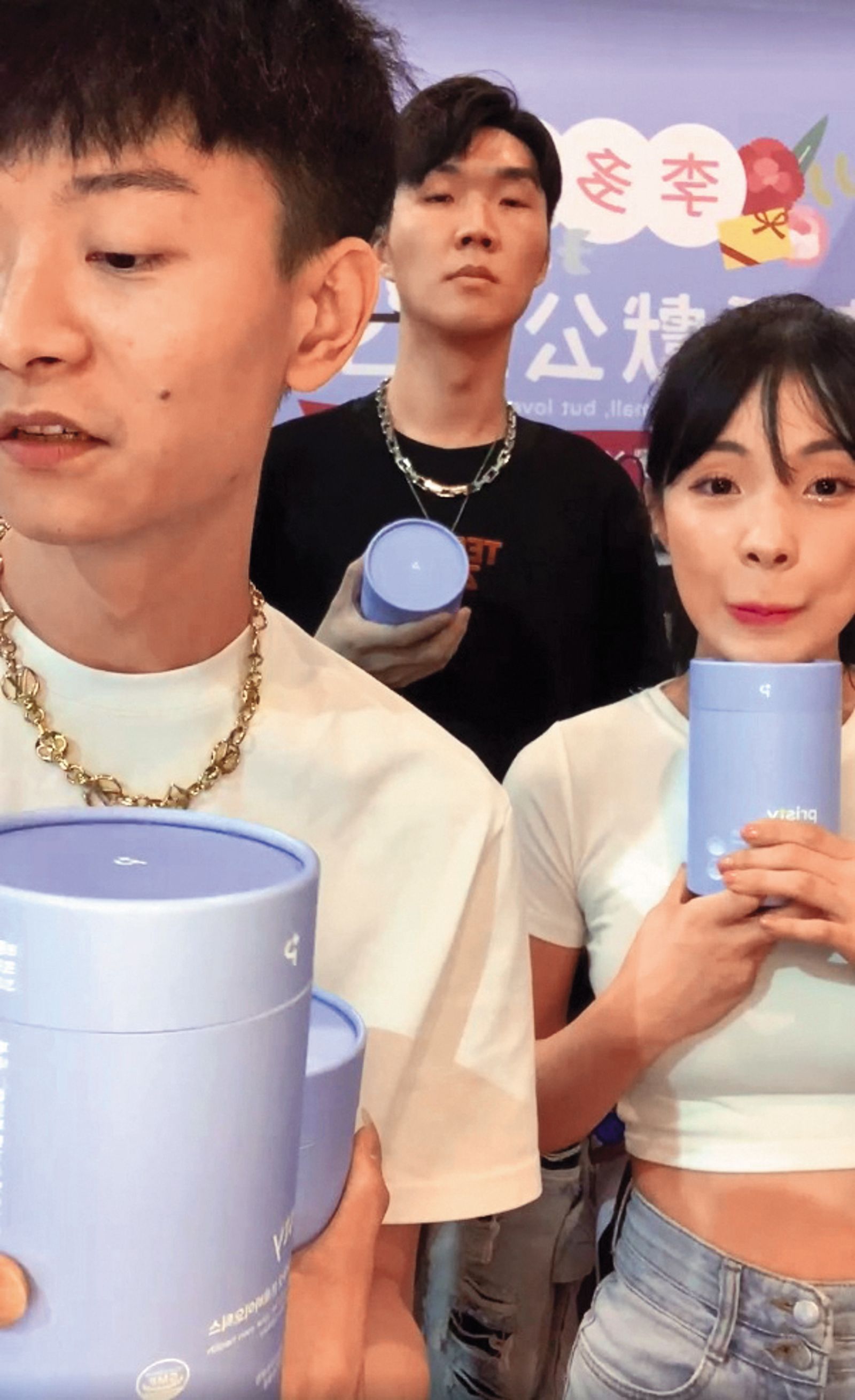 李多慧(右)在台瘋狂搶錢,日前還親上直播賣東西。(圖/翻攝自200%立闆臉書)