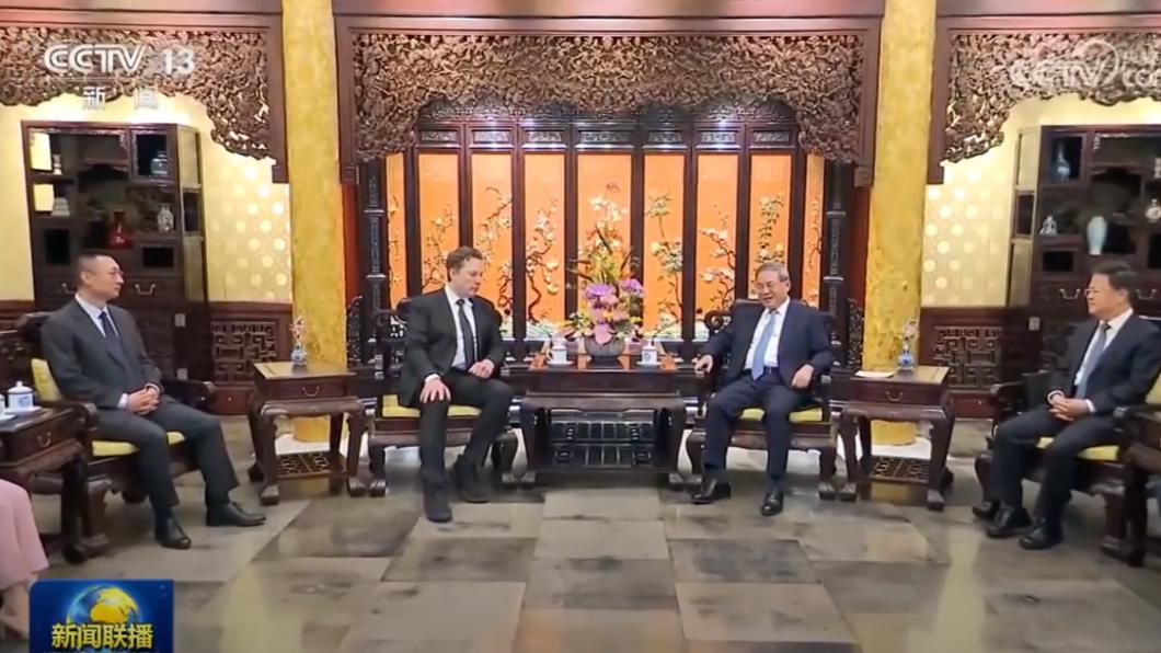 馬斯克中國行與總理李強會晤,特斯拉隨即解禁獲准讓駕駛輔助系統上路。(圖/翻攝自央視新聞)