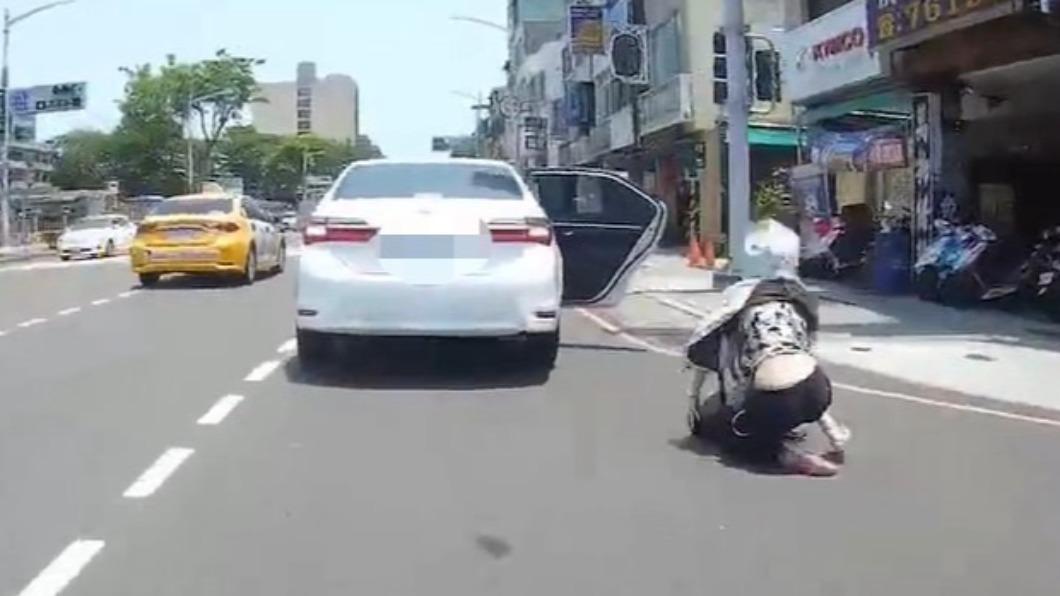 車內爆口角女憤而「開門跳車」翻滾險爆頭 網諷:成龍來高雄