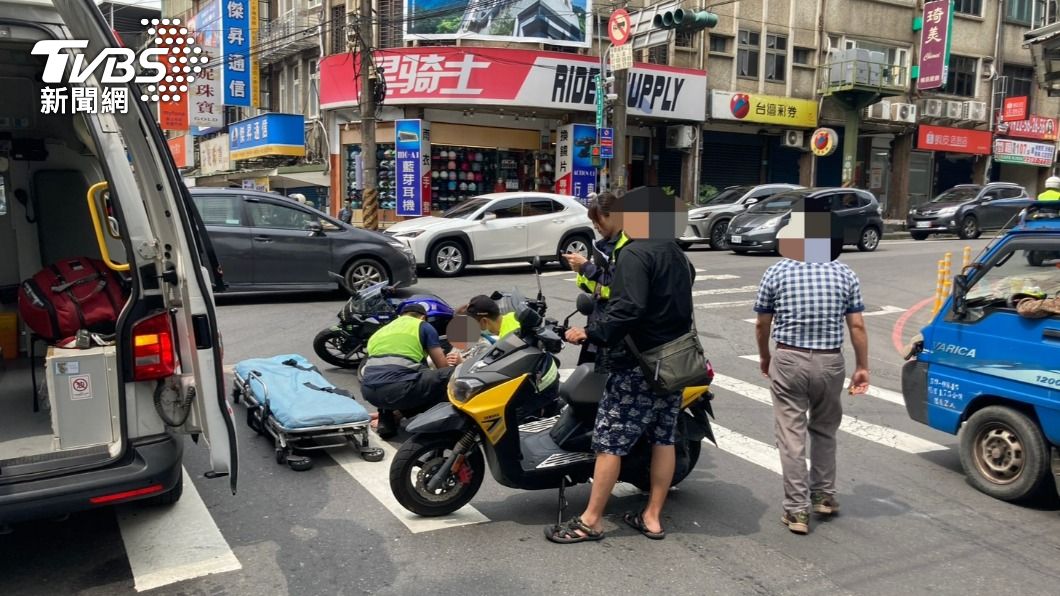 「無人機車」滑行又撞上經過機車。(圖/TVBS)