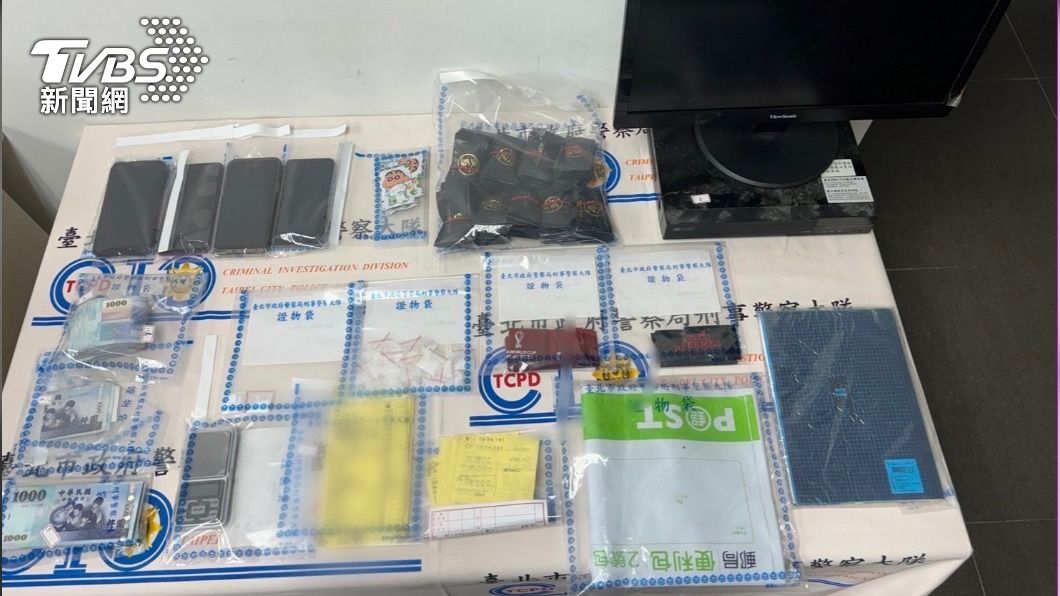 警方在卡拉OK店內查扣大量毒品。(圖/TVBS)