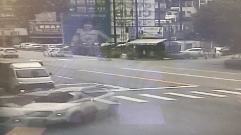 春風駕駛愛車六代「三門喜美」直行時,不慎追撞前方機車。(圖/TVBS)