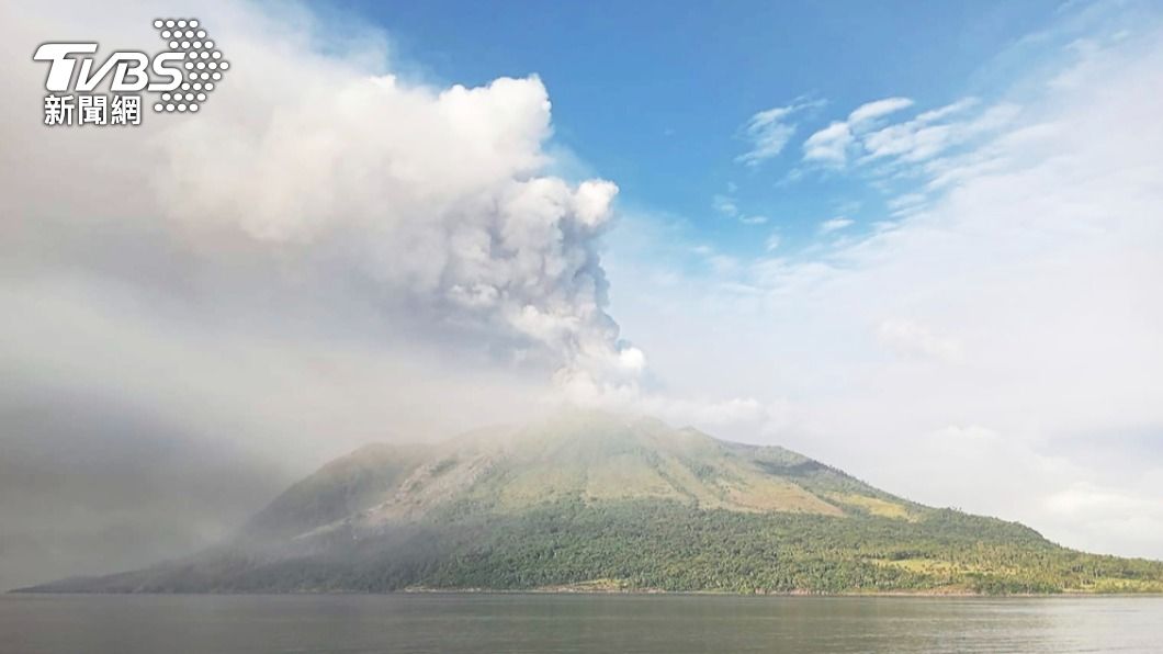 印尼魯昂火山又爆發「熔岩如雨落下」 噴煙5公里急發最高級警報