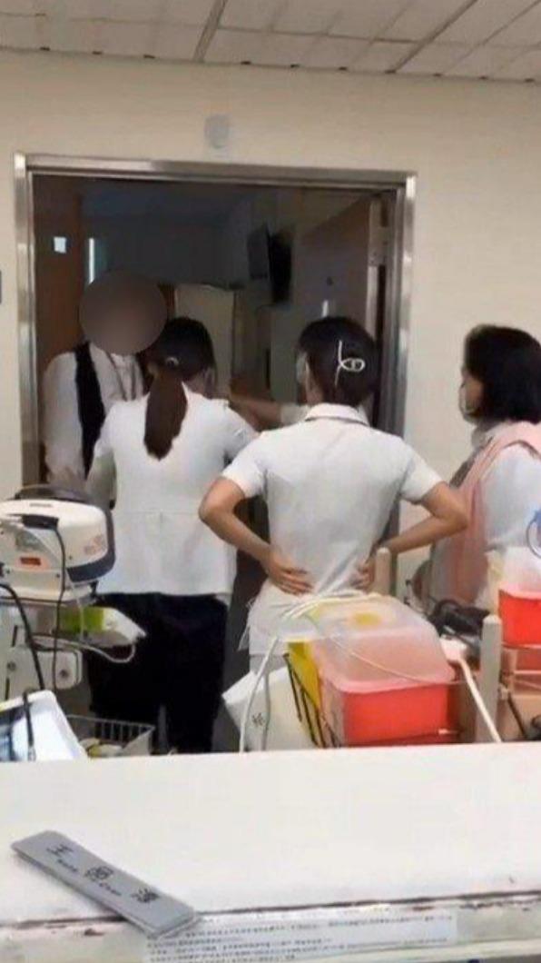 張姓男子揮拳攻擊醫師。(圖/翻攝爆料公社)